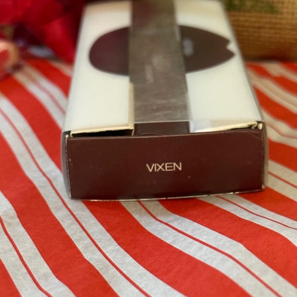 Limited Edition Huda Beauty Lip Gloss in Vixen - Picture 2 of 2